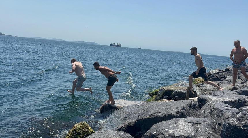İstanbul'da sıcak havadan bunalanlar soluğu sahil ve parklarda aldı