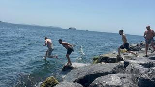 İstanbul'da sıcak havadan bunalanlar soluğu sahil ve parklarda aldı