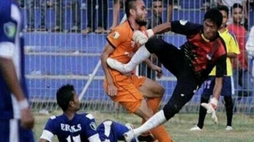 Yeşil sahada &ouml;ld&uuml;ren tekme