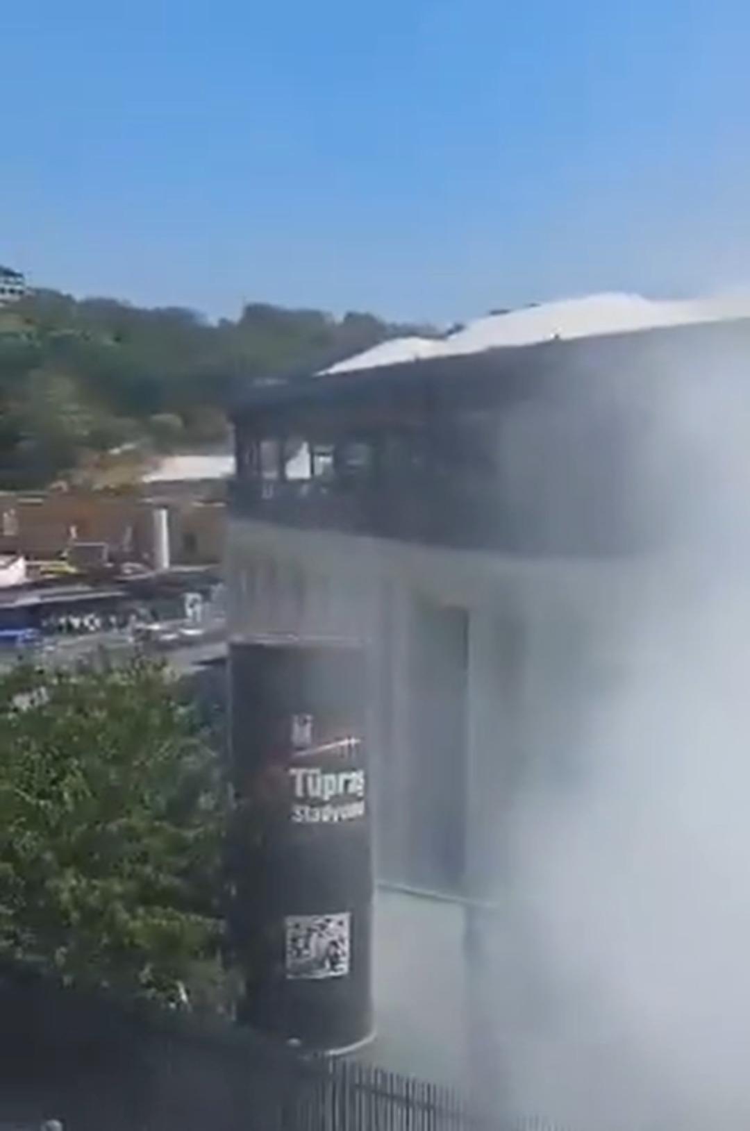 Beşiktaş stadı nda yangın paniği! Alevler ve dumanlar yükseldi 1