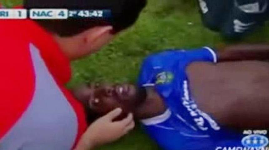 Futbol ter&ouml;r&uuml;!.. Aldığı darbe ile!