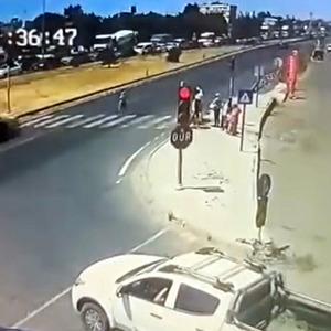 Yaya geçidinde otomobilin çarptığı yaya ağır yaralandı
