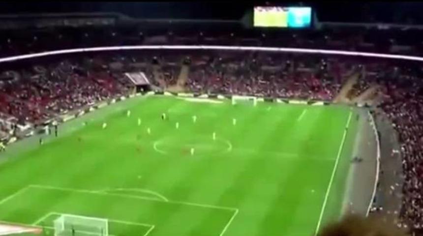 İnanılmaz! Sahanın ortasında kafasına uçak çarptı