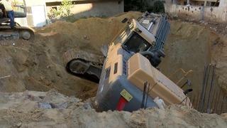 Bayrampaşa’da kepçe kazılan temele düştü