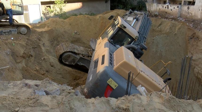Bayrampaşa’da kepçe kazılan temele düştü