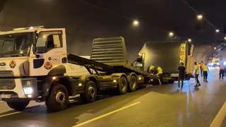 Kuzey Marmara Otoyolu’nda eşya yüklü kamyonet devrildi; 3 şerit kapandı