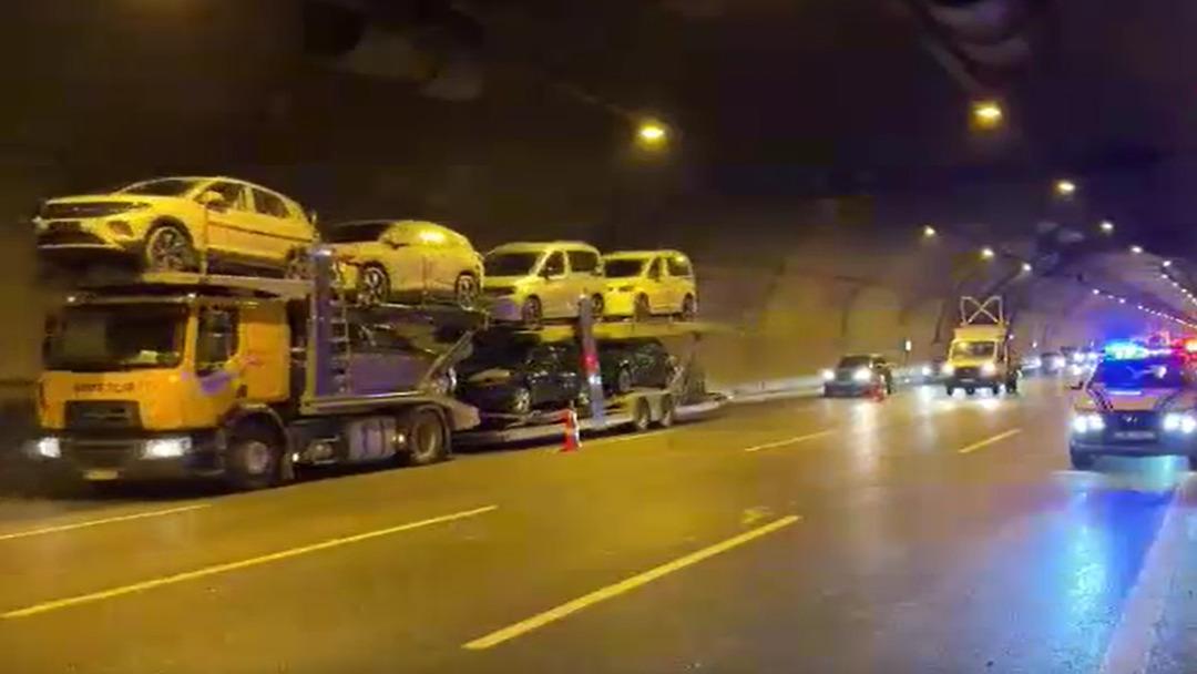 Kuzey Marmara Otoyolu’nda eşya yüklü kamyonet devrildi; 3 şerit kapandı 1