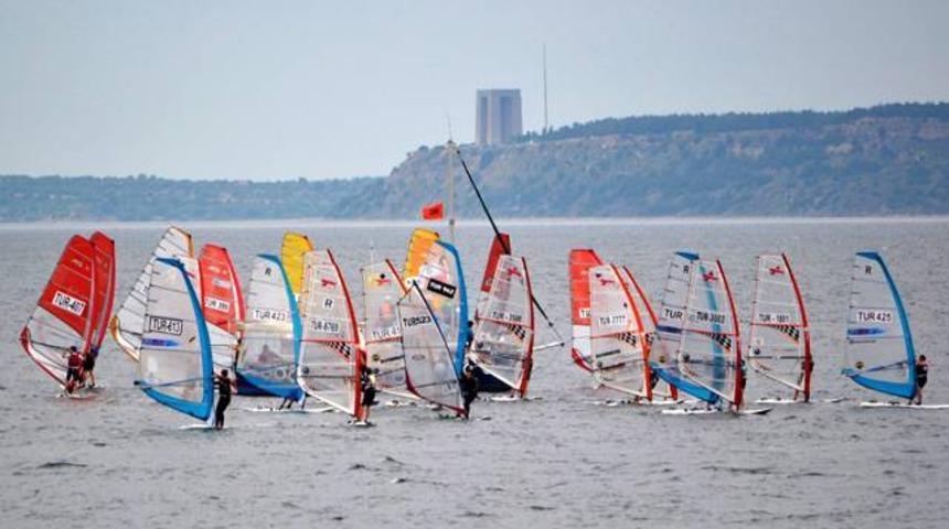 &Ccedil;anakkale&rsquo;de r&uuml;zgar &ldquo;s&ouml;rf&rdquo; ve &ldquo;yelken&rdquo; i&ccedil;in esti