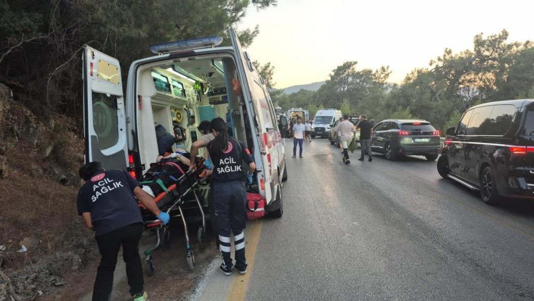 Kamyonetle otomobil kafa kafaya çarpıştı: 4 yaralı 1
