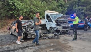 Kamyonetle otomobil kafa kafaya çarpıştı: 4 yaralı