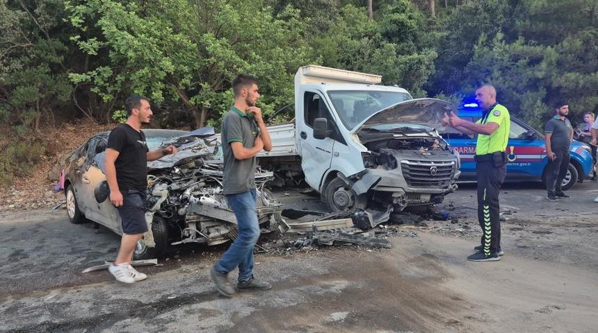Kamyonetle otomobil kafa kafaya çarpıştı: 4 yaralı