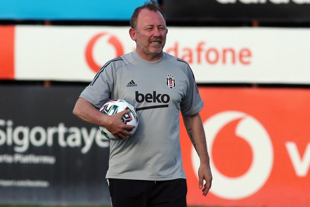 Beşiktaş taraftarı Shakhtar mağlubiyeti sonrası çıldırdı! Tribünlerden Sergen Yalçın sesleri yükseldi... 1