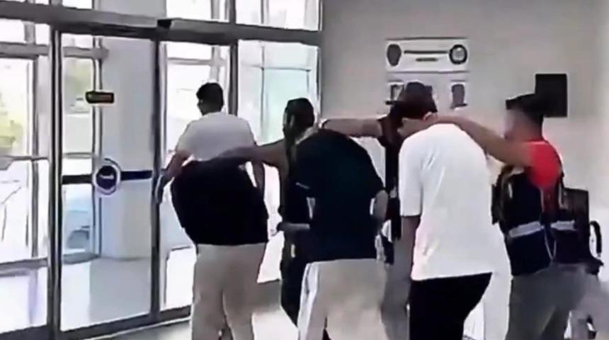 Şanlıurfa'da içinde hamile kadın olan aracın önünü kesen 3 trafik magandası tutuklandı