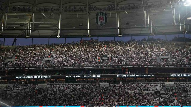 Beşiktaş taraftarı Shakhtar mağlubiyeti sonrası çıldırdı! Tribünlerden Sergen Yalçın sesleri yükseldi...