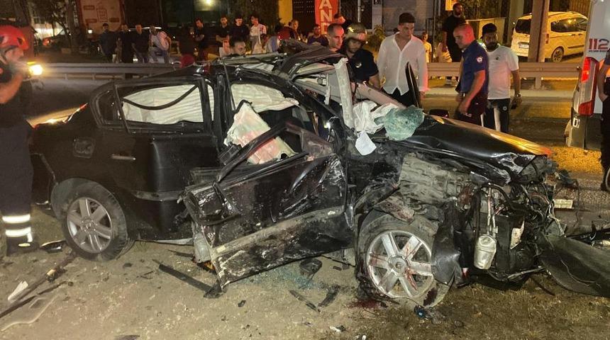 Köprü ayağına çarpan otomobil hurdaya döndü: 2 ağır yaralı