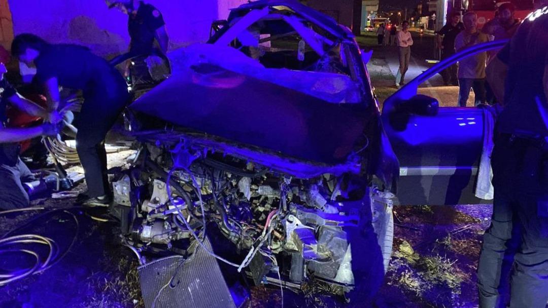 Köprü ayağına çarpan otomobil hurdaya döndü: 2 ağır yaralı 1