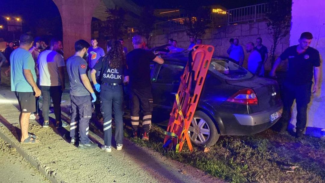 Köprü ayağına çarpan otomobil hurdaya döndü: 2 ağır yaralı 2