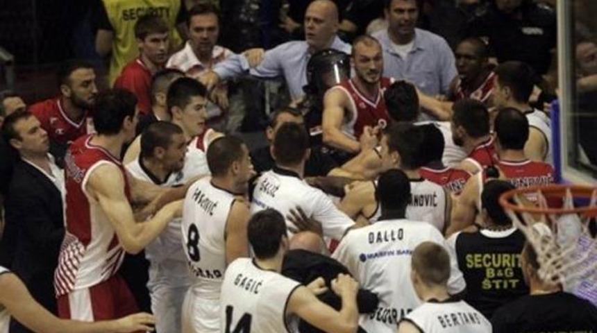 Partizan - Kızılyıldız derbisinde yılın kavgası &ccedil;ıktı