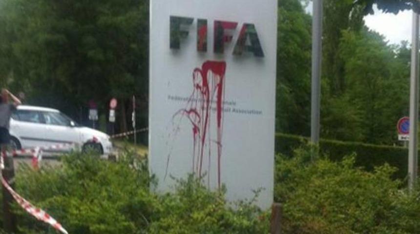 FIFA merkez binası &ouml;n&uuml;nde protesto