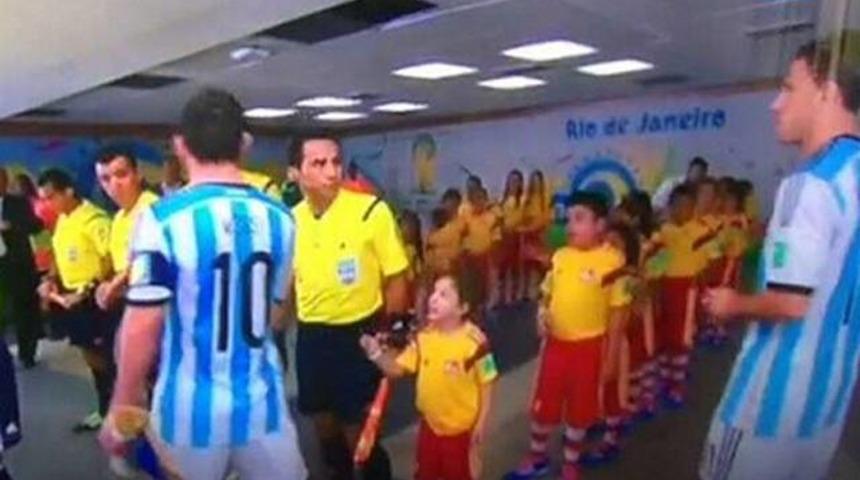 Lionel Messi o &ccedil;ocuğu g&ouml;rmemiş