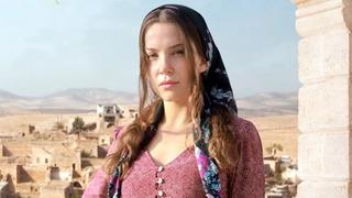 Uzak Şehir'in Pakize'si Yaren Güldiken mayosuyla ağaca tırmandı! Pozlarına beğeni yağdı