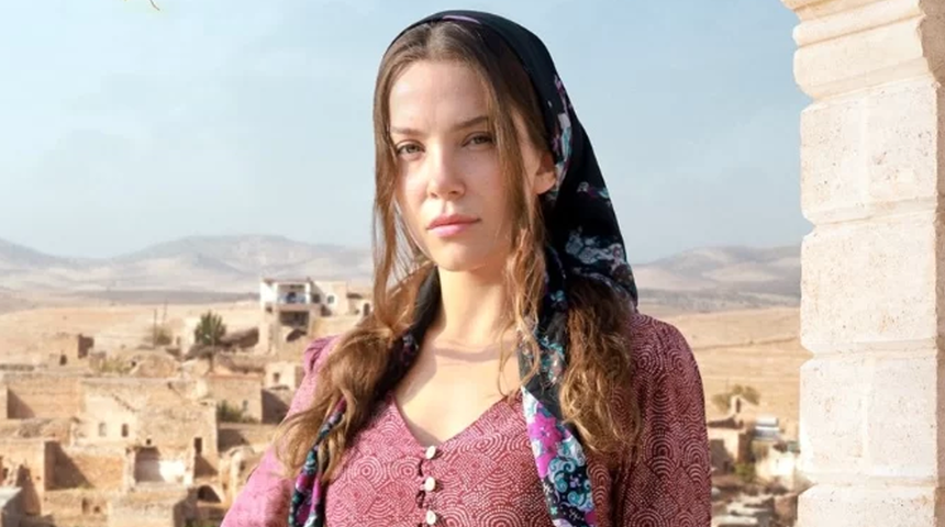 Uzak Şehir'in Pakize'si Yaren Güldiken mayosuyla ağaca tırmandı! Pozlarına beğeni yağdı