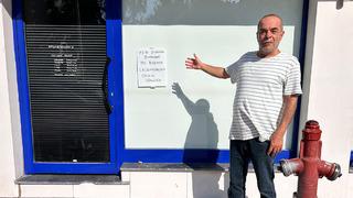 Aşırı sıcaktan bunalan esnaf iş yerinin kapısına astığı notla dikkat çekti! 