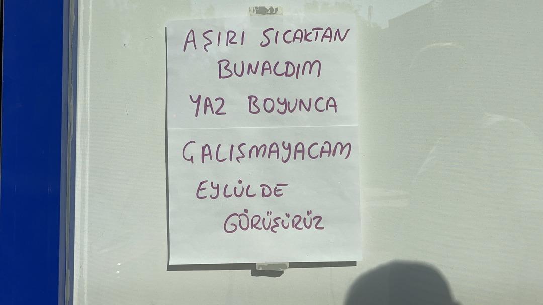 1200xauto Aşırı sıcaktan bunalan esnaf iş yerinin kapısına astığı notla dikkat çekti!