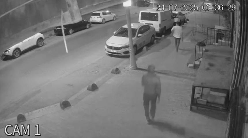 Sultangazi’de plaka hırsızlığı kamerada