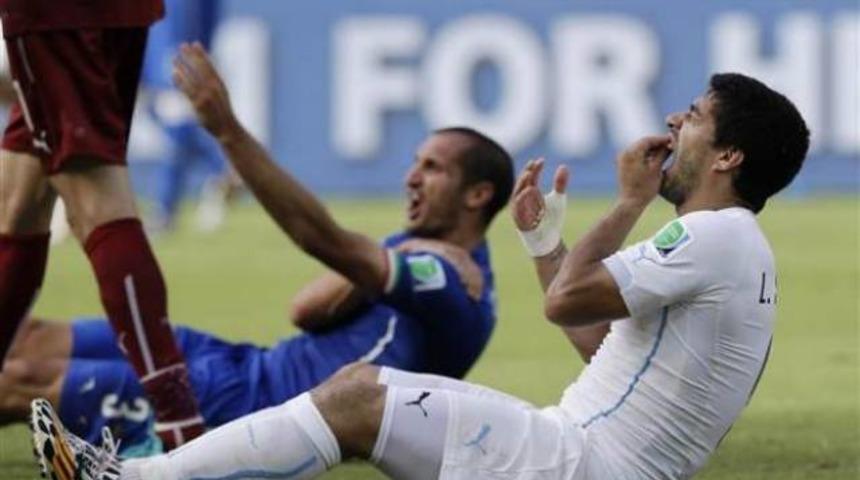  Luis Suarez yine ısırdı