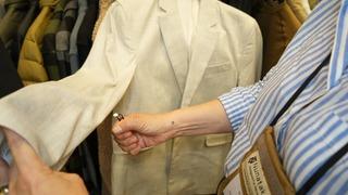 Bu takım elbiseye bıçak ve ateş işlemiyor! Özellikleri saymakla bitmiyor! Türk firma üretti