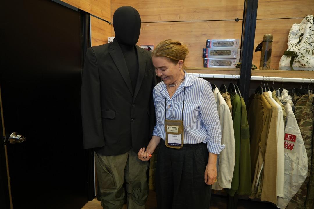 Bu takım elbiseye bıçak ve ateş işlemiyor! Özellikleri saymakla bitmiyor! Türk firma üretti 3