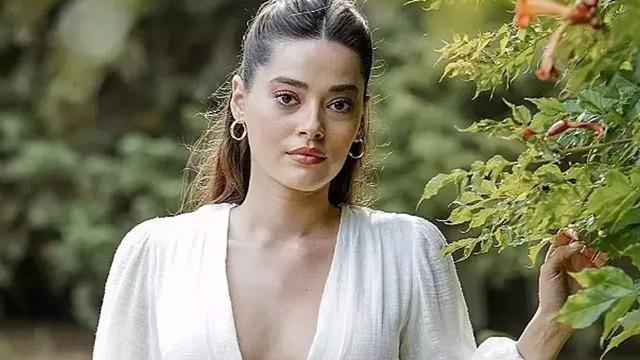 Yaz için kış boyu spor yaptı! Simay Barlas fiziğini siyah bikinisiyle sergiledi