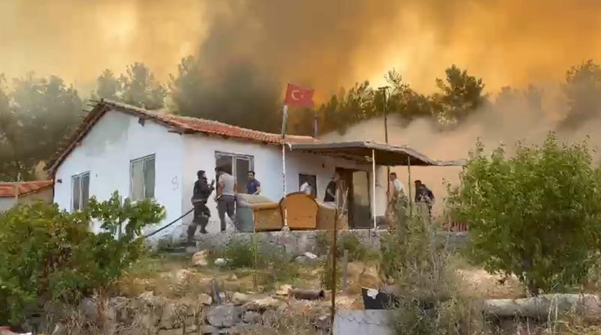 "Yangınlar bitti ama..." Yanan yerlere otel yapılacağı iddiasına Bakan Yumaklı'dan tepki: Sosyal medyadaki alevleri mantık bile söndüremiyor