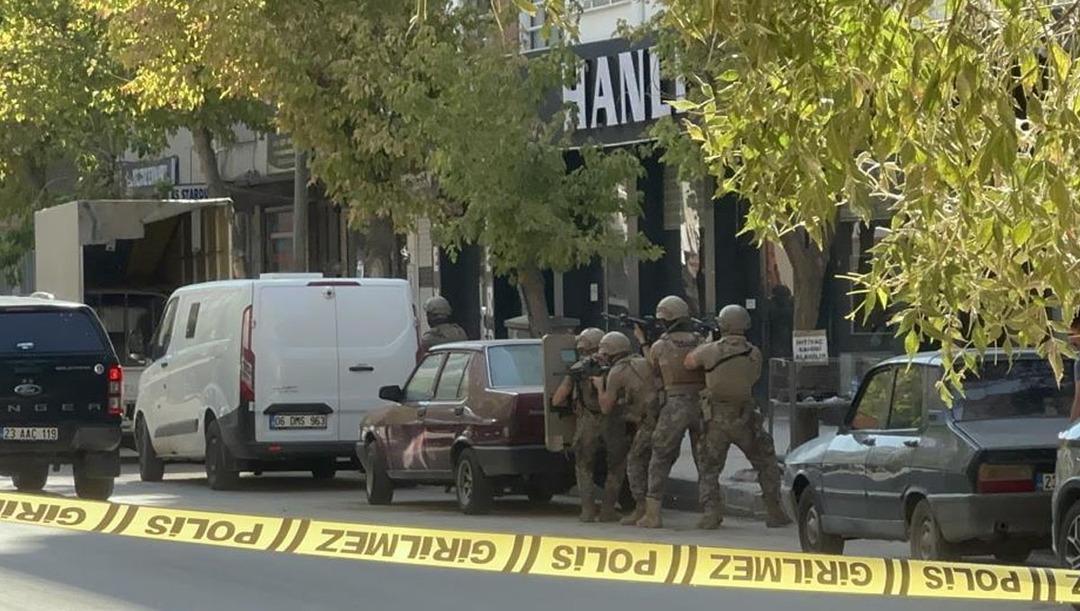 Elazığ da dehşet anları! Polisle çatışmaya giren şahıs etkisiz hale getirildi... O anlar kameraya yansıdı 1