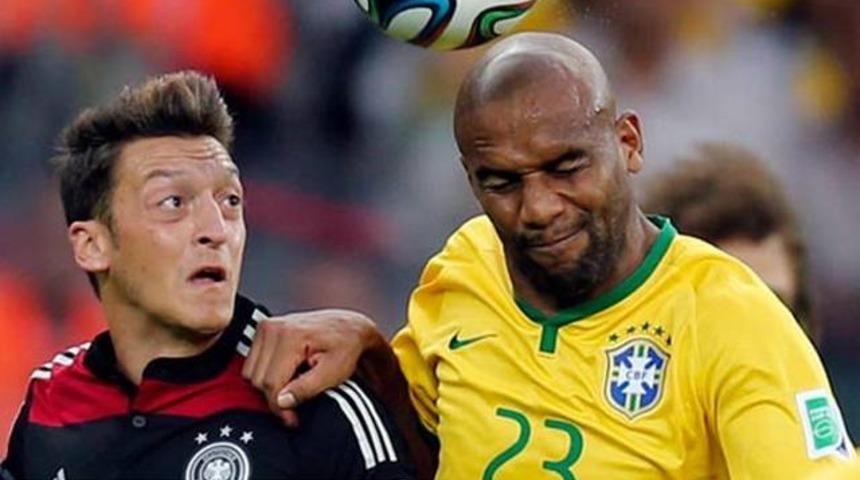 Mesut fena yakalandı! T&uuml;rk&ccedil;e k&uuml;f&uuml;r