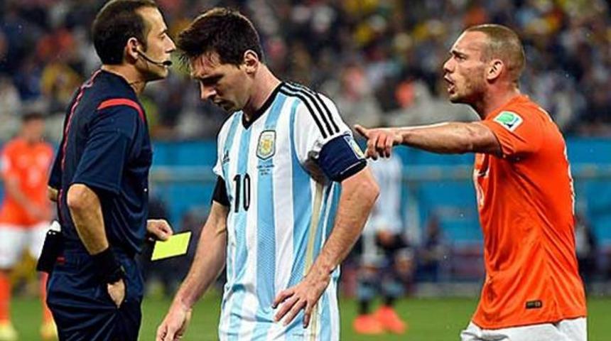 Sneijder, C&uuml;neyt &Ccedil;akır'ı eleştirdi!