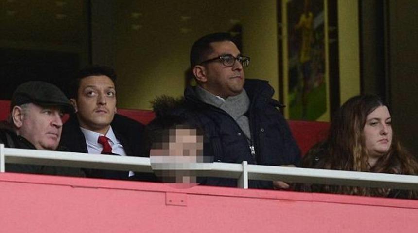 Mesut&rsquo;un fotoğrafı tartışma yarattı 