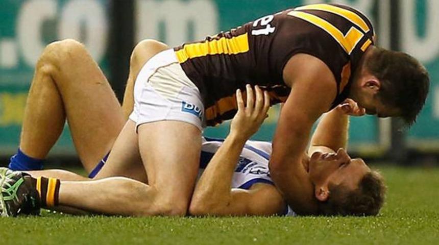 Sahada rakibini boğuyordu