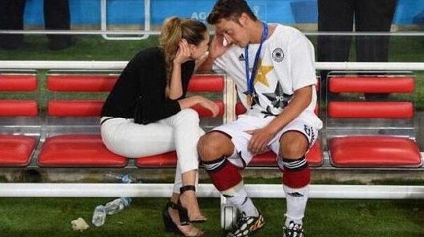 Mesut &Ouml;zil'den T&uuml;rk bayraklı mesaj!