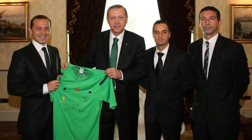 C&uuml;neyt &Ccedil;akır'dan Başbakan'a forma hediyesi