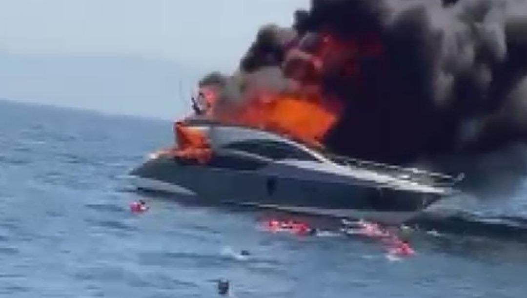 Kınalıada açıklarında korku dolu anlar! 16 kişinin olduğu teknede yangın... Can simitleriyle denize atladılar 1