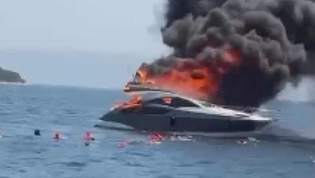 Kınalıada açıklarında korku dolu anlar! 16 kişinin olduğu teknede yangın... Can simitleriyle denize atladılar 2