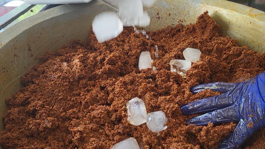 Adıyaman da 45 derece yaz sıcağında çiğköfte buzla yoğruluyor... 1