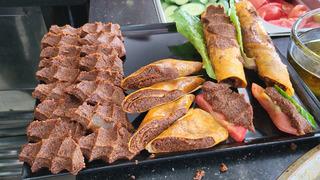 Adıyaman'da 45 derece yaz sıcağında çiğköfte buzla yoğruluyor...