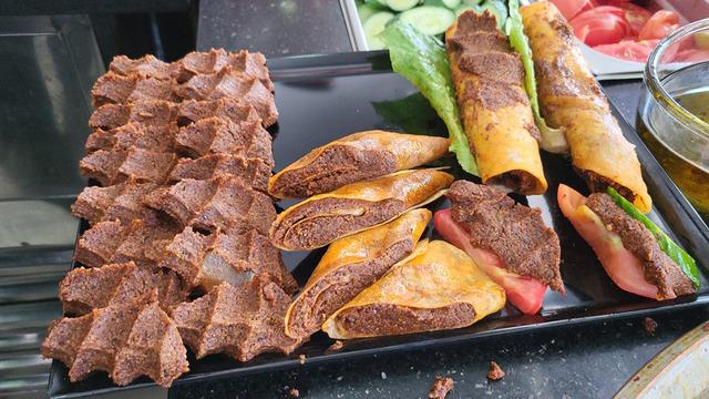 Adıyaman'da 45 derece yaz sıcağında çiğköfte buzla yoğruluyor...