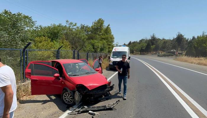 20697347-700x400 Otomobil kışla duvarına çarptı: 1 yaralı