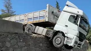 Freni boşaldığı öne sürülen saman yüklü TIR, beton bariyere çarptı