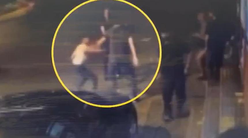 İstanbul'un göbeğinde dehşet anları! Laf atma kavgası kanlı bitti, 17 yaşındaki genci defalarca bıçakladılar!