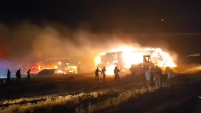 Siirt’te çıkan saman yangınına müdahale sürüyor